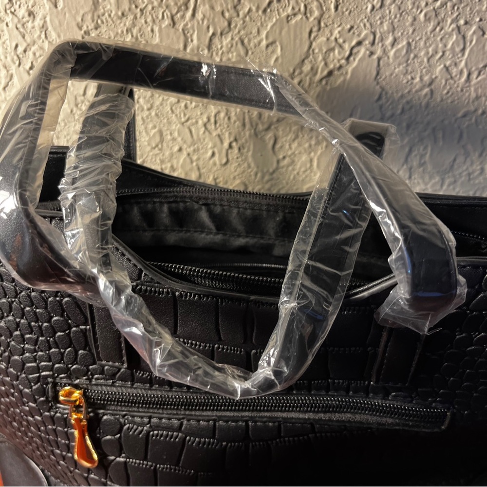 Elegant Black Crocodile-Embossed Bag - Picture 3 of 7